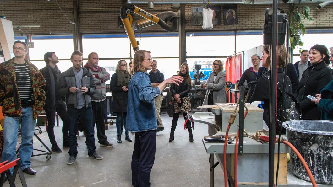 Mensen luisteren naar een presentatie in een Broedplaats