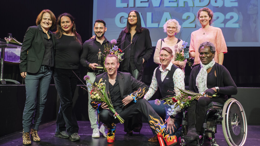 Foto van de Transkliniek op het podium bij de uitreiking