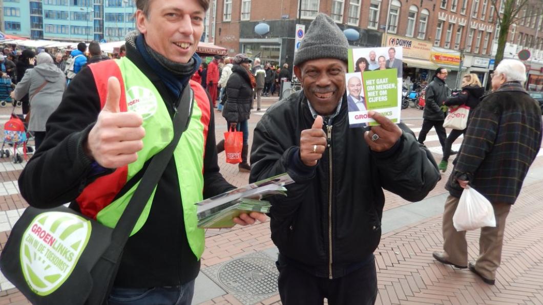 Enthousiast publiek op de Dappermarkt Enthousiast publiek op de Dappermarkt