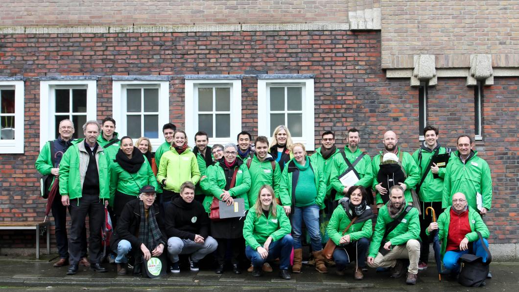 Grote groep GroenLinksers klaar voor de actie Oosterparkbuurt-huis-aan-huis03.jpg