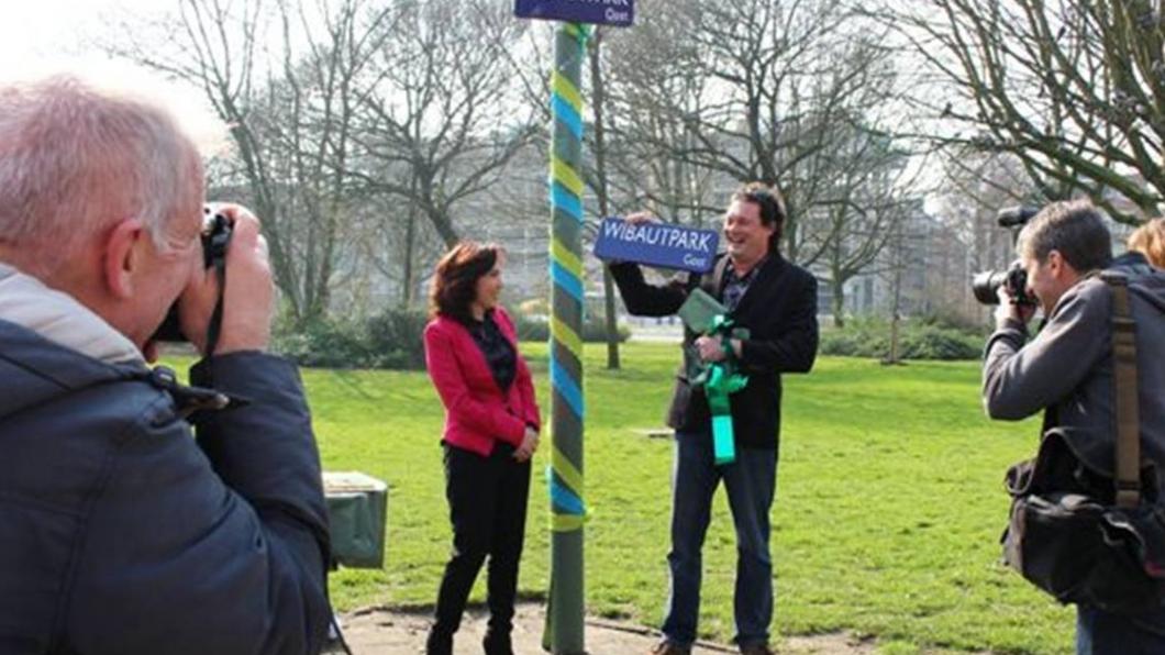 Nevin en Bart bij de onthulling van het naambord in het Wibautpark