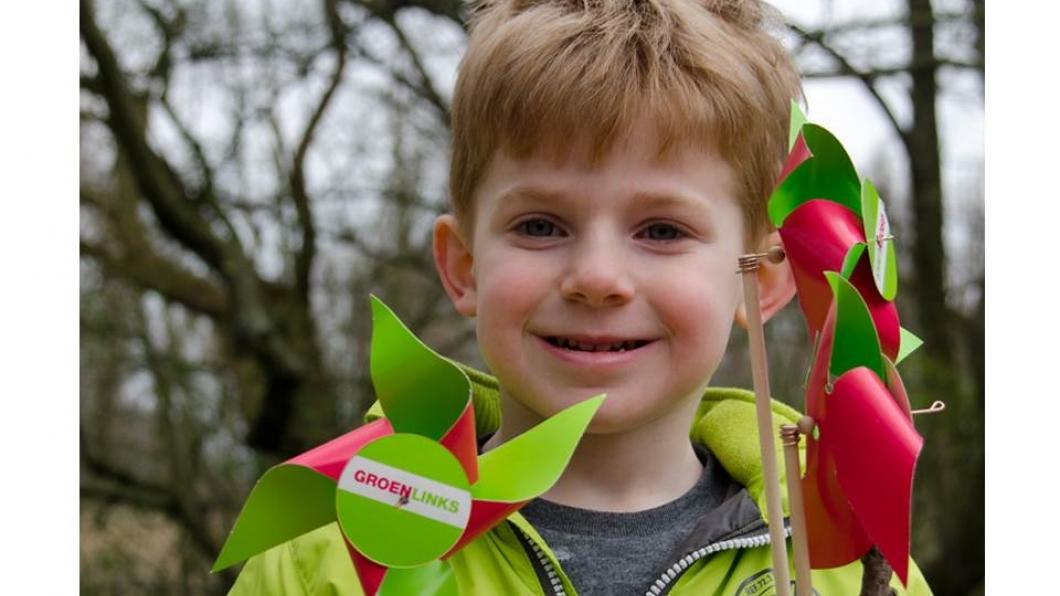 Jongetje met GroenLinks windmolentjes Jongetje met GroenLinks windmolentjes