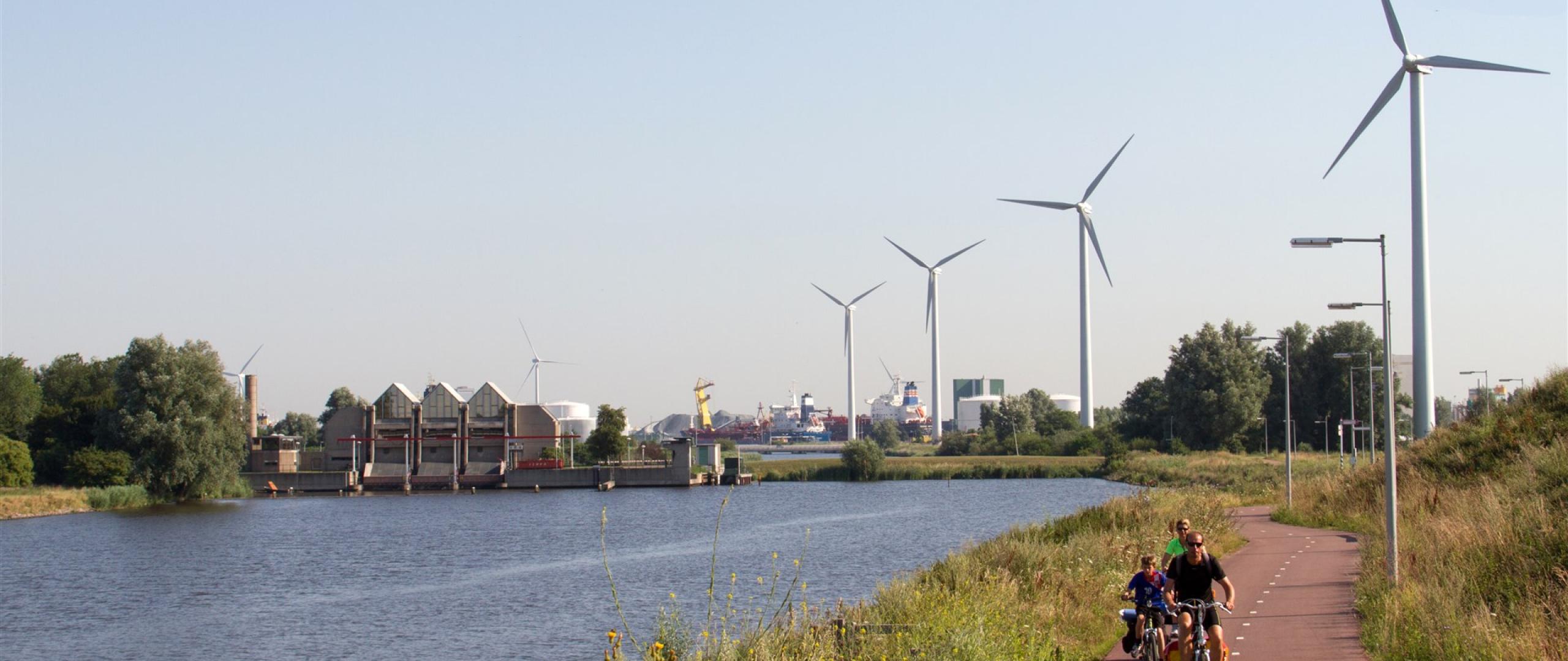 Windmolens naast fietspad