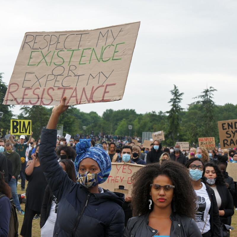 Twee vrouwen demonstreren bij een Black Lives Matter-protest