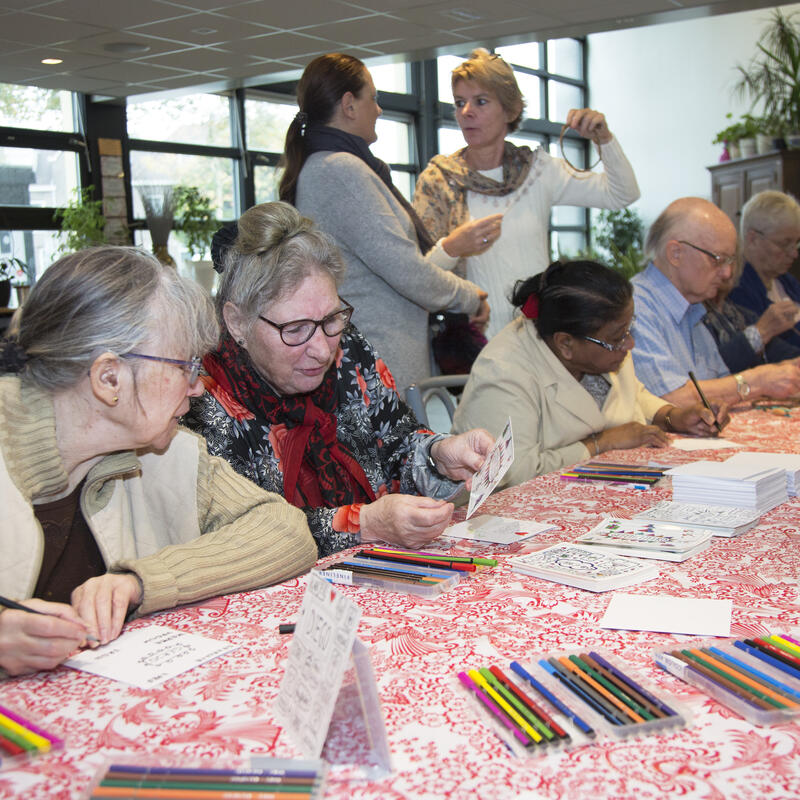 Oude mensen aan tafel