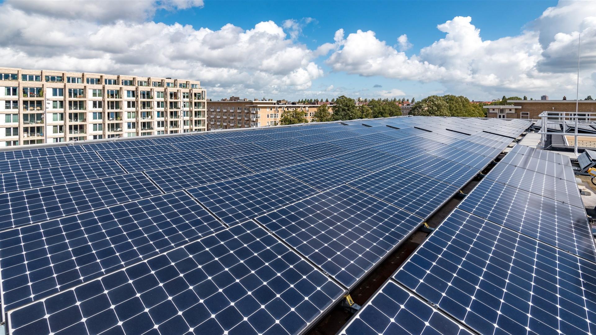 Zonnepanelen op een dak