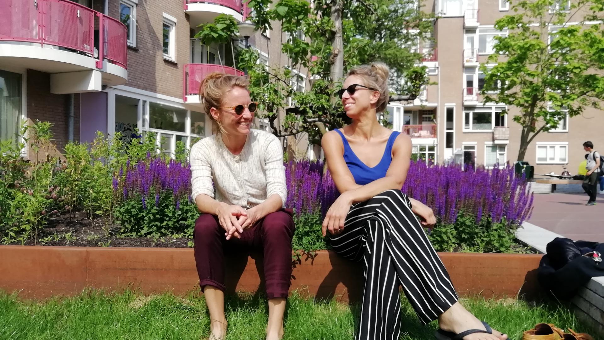 Initiatiefnemers Eline Kik en Merel Philippart bij het Minahassa Park