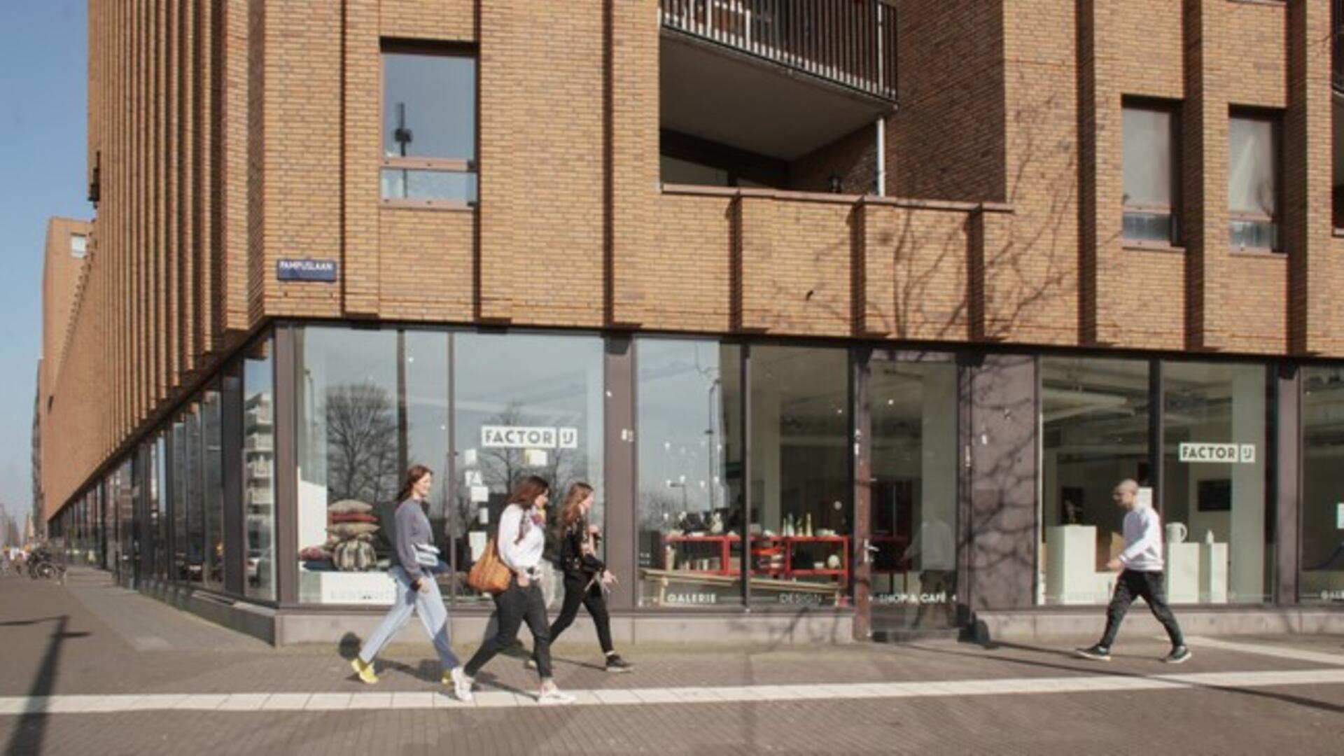 Jonge mensen lopen langs een gebouw