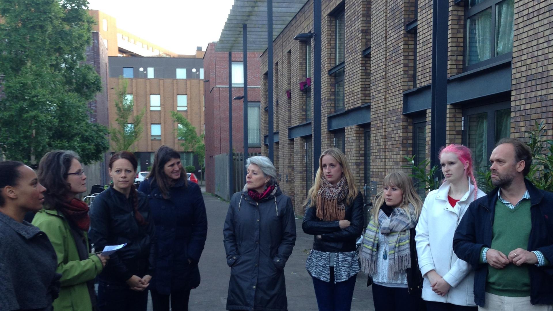 Aisha Schol (geheel links) op werkbezoek in IJburg