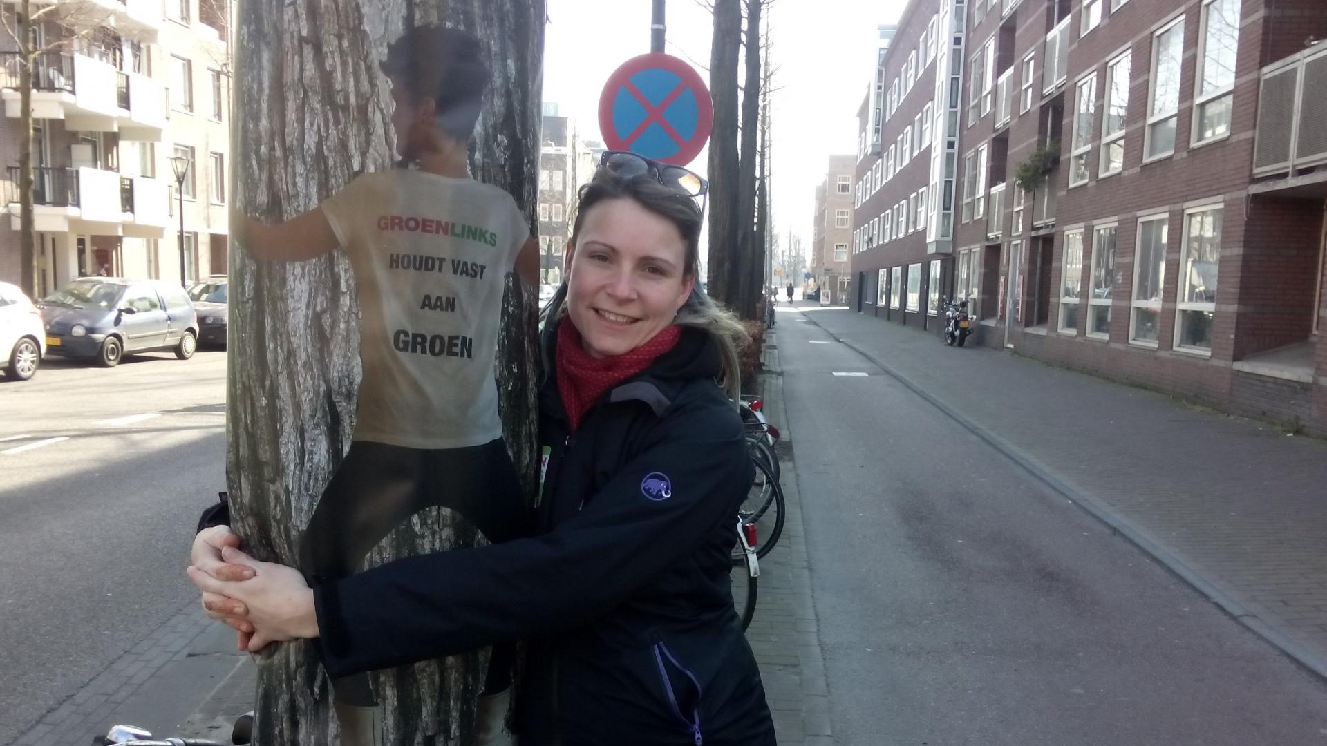Campagneleider Paulien Gankema knuffelt een boom in de Molukkenstraat