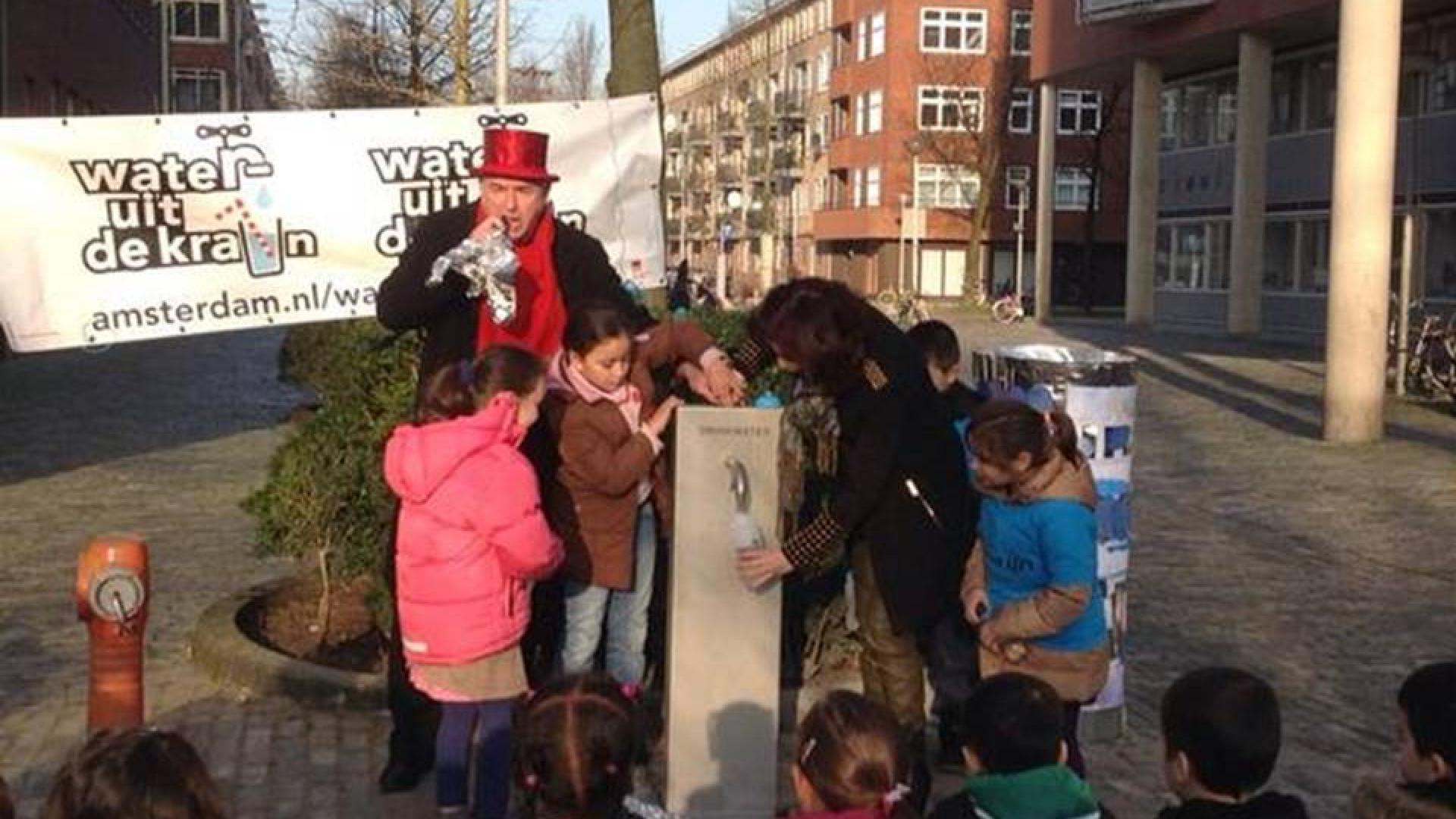 Nevin met schoolkinderen bij watertappunt